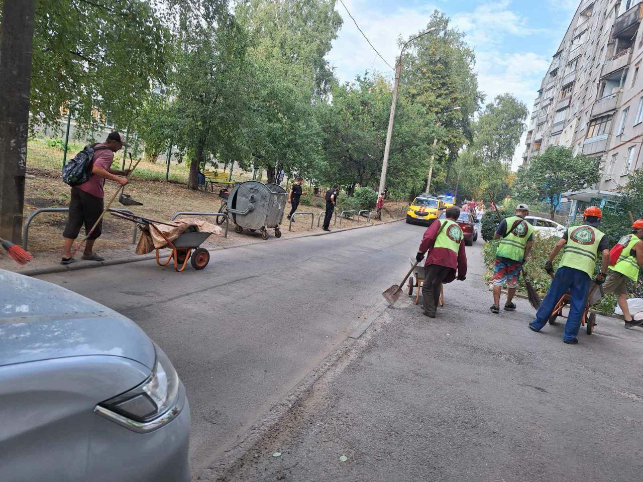 Усувають наслідки прильоту комунальники Харкова